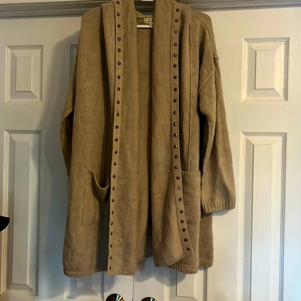 Sweater - Picture 1 of 4